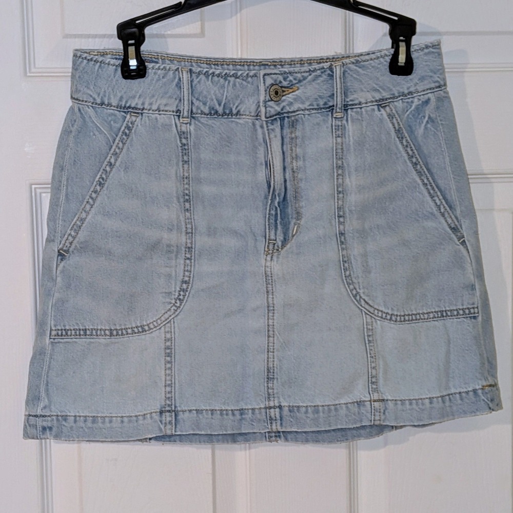 American Eagle Light Wash Denim Mini Skirt Size 6 High Waisted Pockets